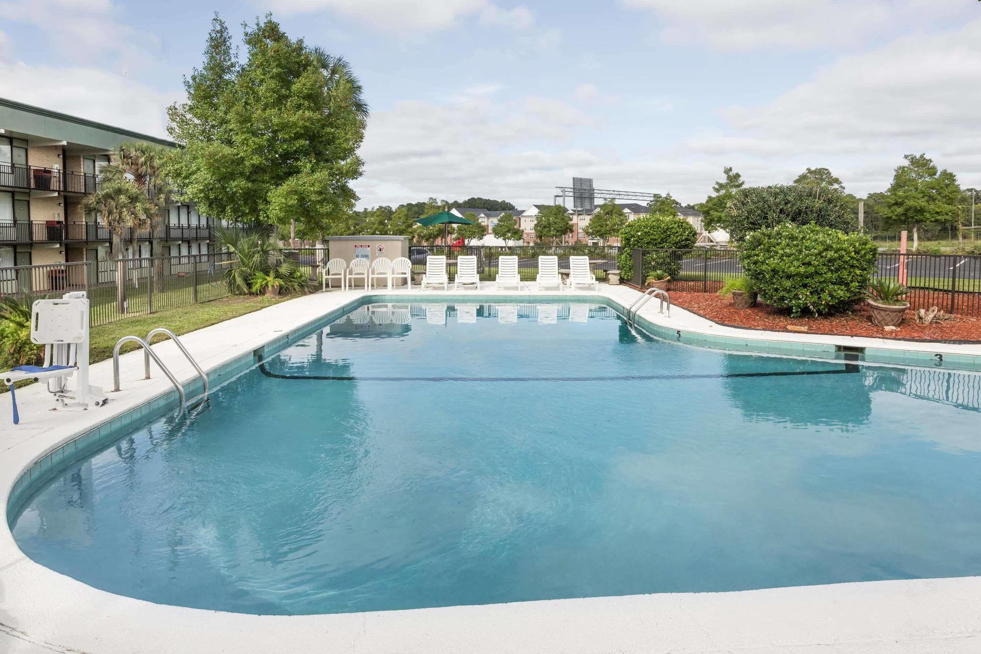 Days By Wyndham Valdosta/near Mall Hotel